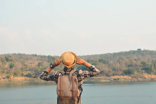 Feliz asiático hipster hombre mochila en la naturaleza fondo — Foto de Stock