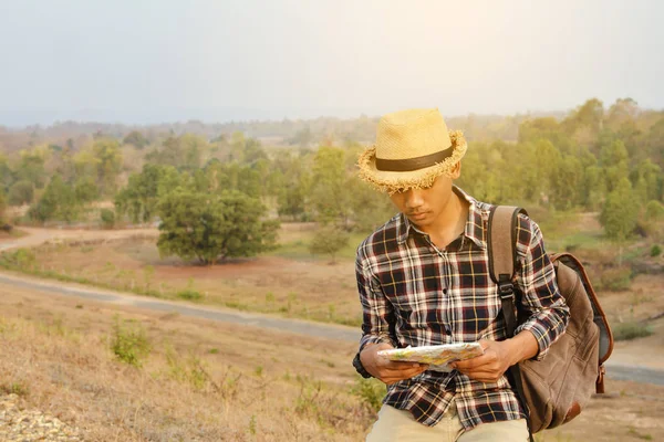 Gelukkig Aziatische hipster man rugzak in natuur achtergrond — Stockfoto