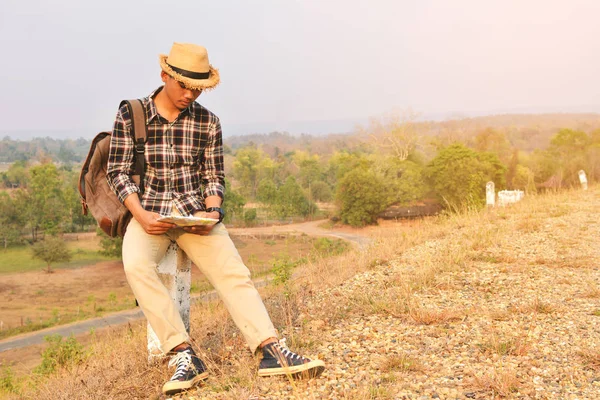 Щасливі азіатських hipster людина рюкзак тлі природи — стокове фото