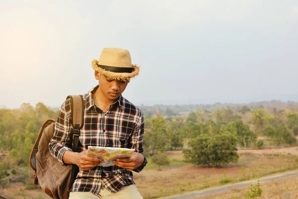 Gelukkig Aziatische hipster man rugzak in natuur achtergrond — Stockfoto