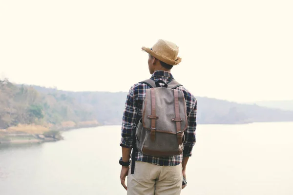 Doğa arka planda mutlu Asya hipster adam sırt çantası — Stok fotoğraf
