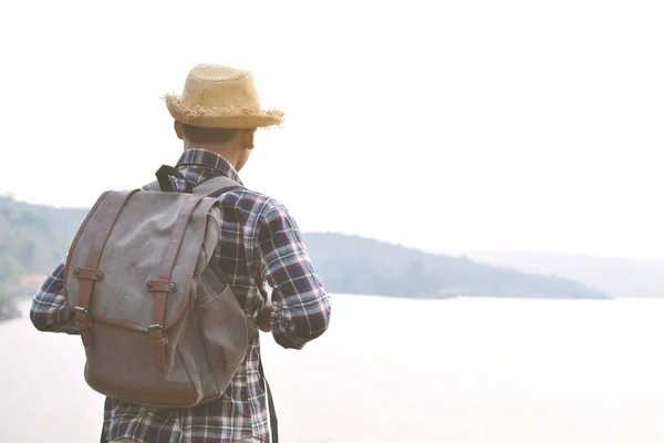 Gelukkig Aziatische hipster man rugzak in natuur achtergrond — Stockfoto