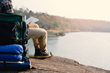 Mutlu Asya hipster adam doğa arka planda bir kitap okuma