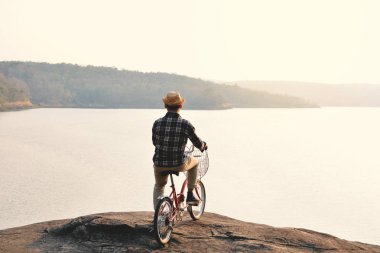 Yenilikçi bir adam Bisiklet doğa ile sakin tatil zamanında