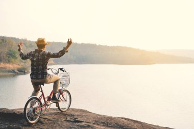 Yenilikçi bir adam Bisiklet doğa ile sakin tatil zamanında