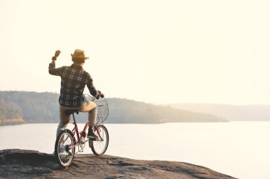 Yenilikçi bir adam Bisiklet doğa ile sakin tatil zamanında
