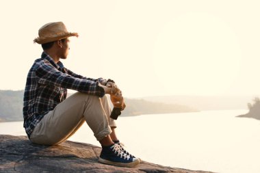 Kamera doğa arka planda tutarak mutlu Asya hipster adam