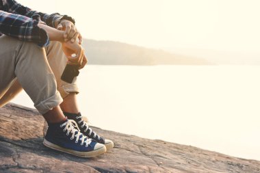 Kamera doğa arka planda tutarak mutlu Asya hipster adam
