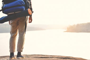 Doğa arka planda mutlu Asya hipster adam sırt çantası