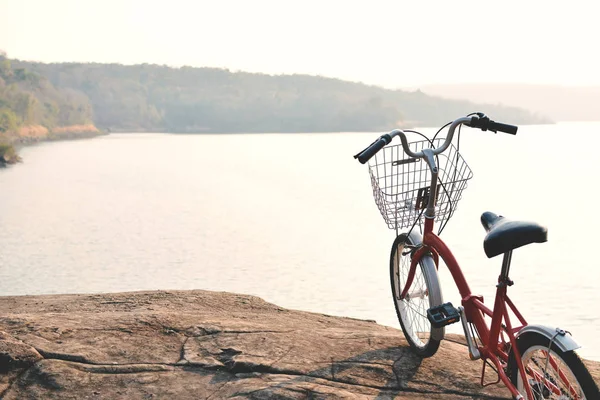Hipster rowerów na tle przyrody — Zdjęcie stockowe