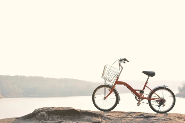 Hipster vélo sur fond de nature — Photo