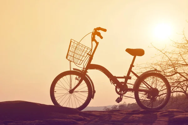 Silhueta de bicicleta na natureza com o pôr do sol de céu — Fotografia de Stock