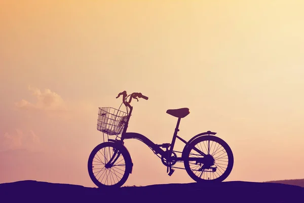 Σιλουέτα του ποδηλάτου στην φύση με ουρανό ηλιοβασίλεμα — Φωτογραφία Αρχείου