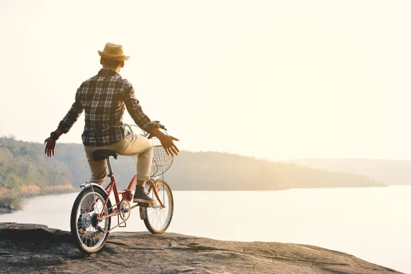 Hipster człowiek z rowerem w przyrodzie zrelaksować się razem na wakacje — Zdjęcie stockowe