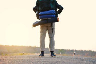 Doğa arka planda mutlu Asya hipster adam sırt çantası