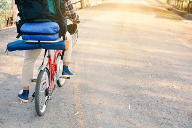 Yenilikçi bir adam Bisiklet doğa ile sakin tatil zamanında. 