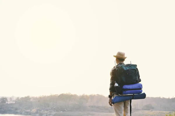 Doğa arka planda mutlu Asya hipster adam sırt çantası — Stok fotoğraf