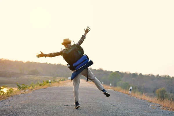 Glad asiatiska hipster mannen ryggsäck i naturen bakgrund — Stockfoto