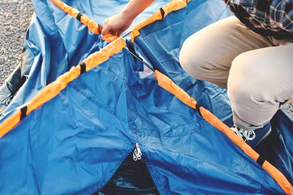 Mann und Zeltkonzept-Rucksack im Urlaub — Stockfoto