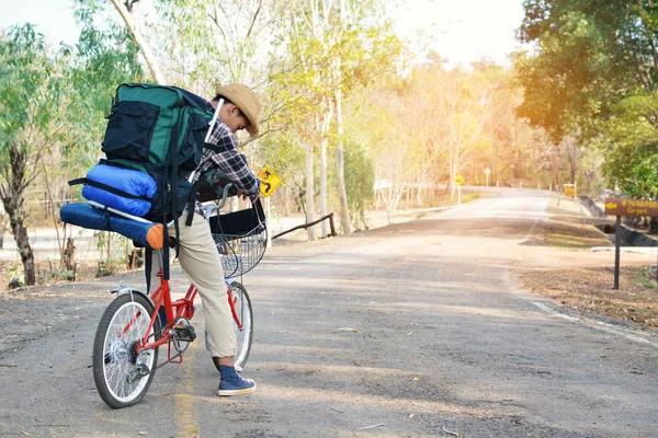 Hipster een man met fiets in de natuur, ontspannen tijd op vakantie. — Stockfoto