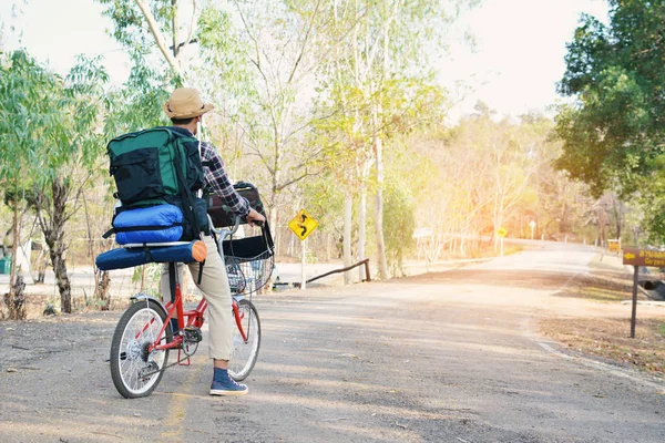 Hipster een man met fiets in de natuur, ontspannen tijd op vakantie. — Stockfoto