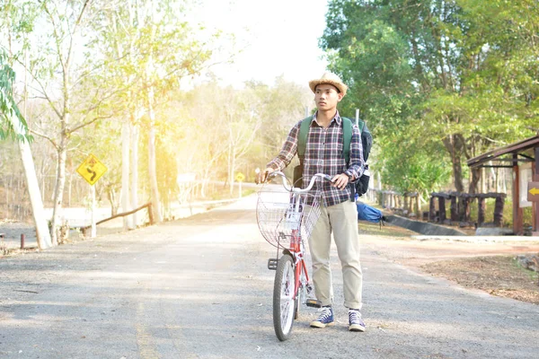 Hipster um homem com bicicleta na natureza relaxar o tempo de férias . — Fotografia de Stock