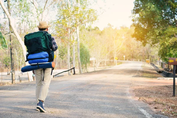 Gelukkig Aziatische hipster man rugzak in natuur achtergrond — Stockfoto