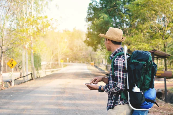 Glücklich asiatische Hipster Mann Rucksack in der Natur Hintergrund — Stockfoto