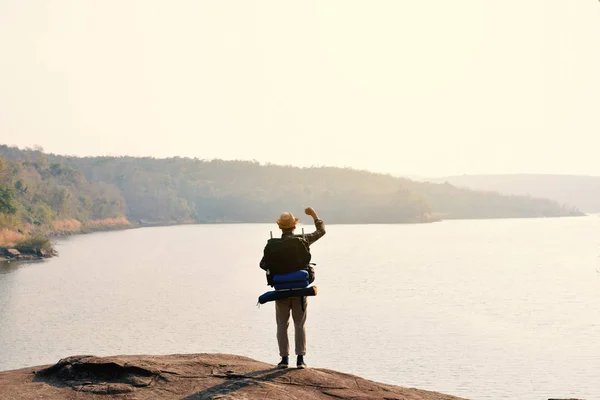 Gelukkig Aziatische hipster man rugzak in natuur achtergrond — Stockfoto