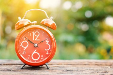 Eski ahşap ağaç bokeh arka plan üzerinde kırmızı çalar saat