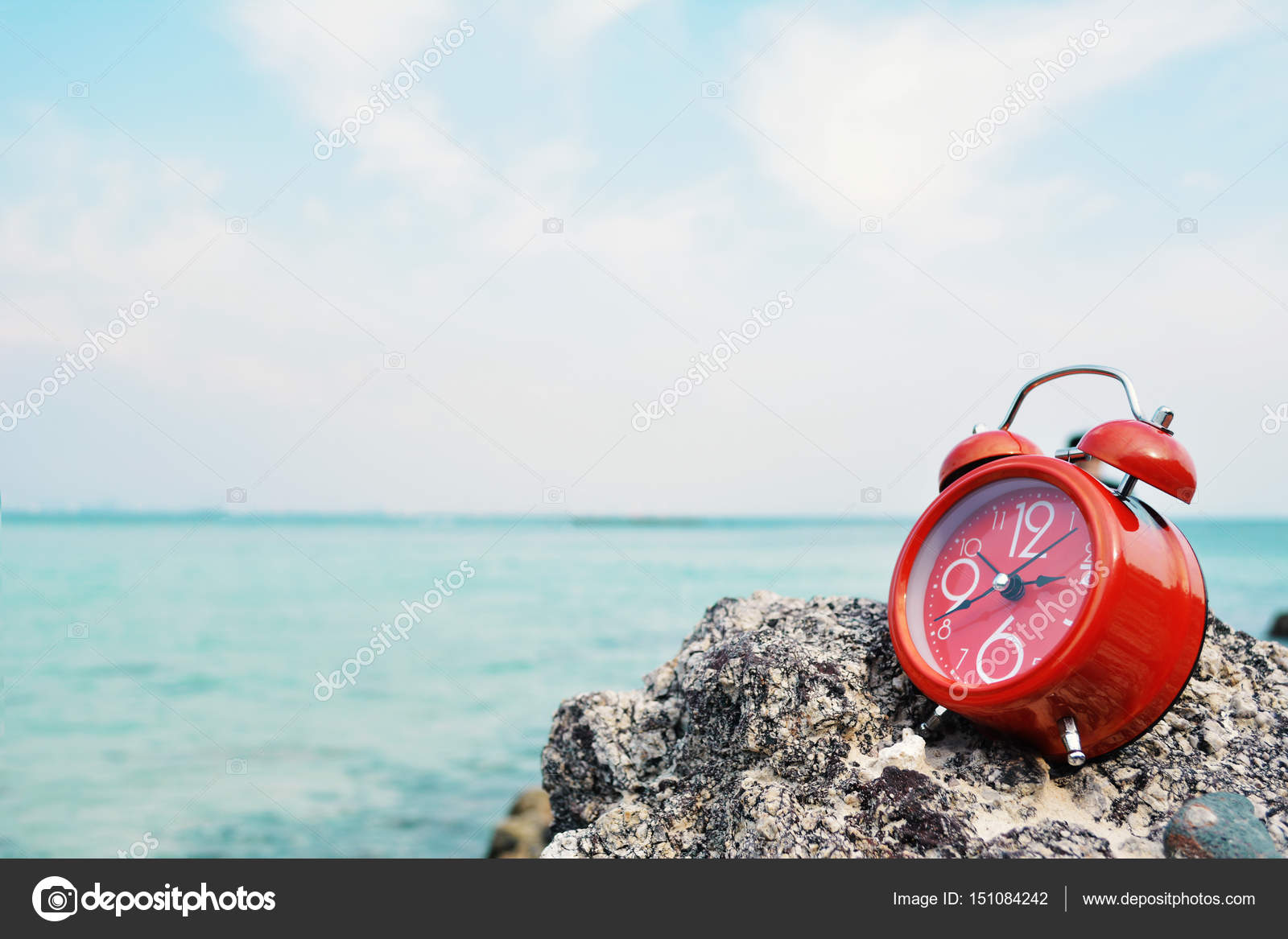 红色的闹钟在岩石和海背景概念时间 去旅行 图库照片 C Alohaflaminggo 红色的闹钟在岩石和海背景概念时间 去旅行 图库照片 C Alohaflaminggo
