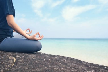 Deniz arka plan, renk vintage sesi kadınlar yoga
