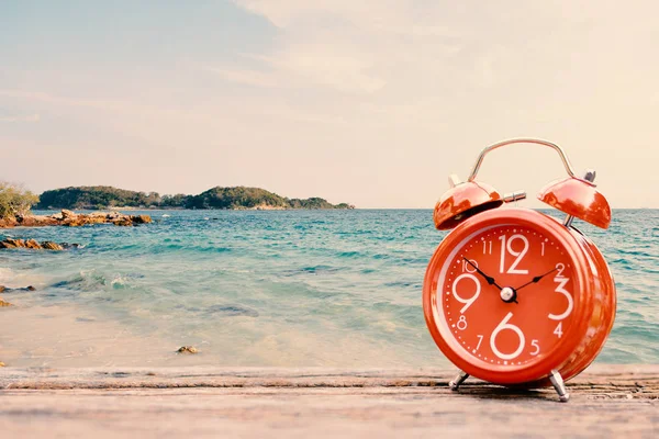 Despertador na mesa e fundo do mar — Fotografia de Stock