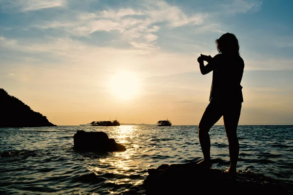 Silhouette di donne che si rilassano sul mare concetto di viaggio in estate — Foto Stock