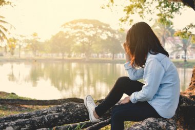 Parkta güzel kadınlar üzgün ve ağlayan