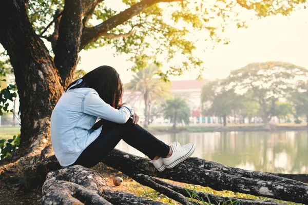 Beautiful women sad and crying in the park — Stock Photo, Image