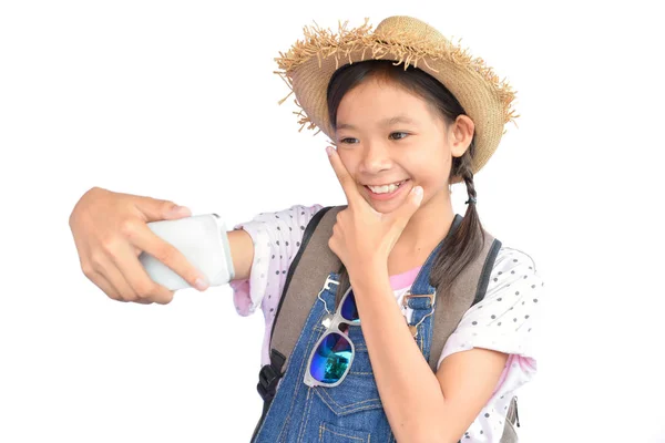 Retrato de niña asiática sosteniendo teléfono inteligente en blanco —  Fotos de Stock