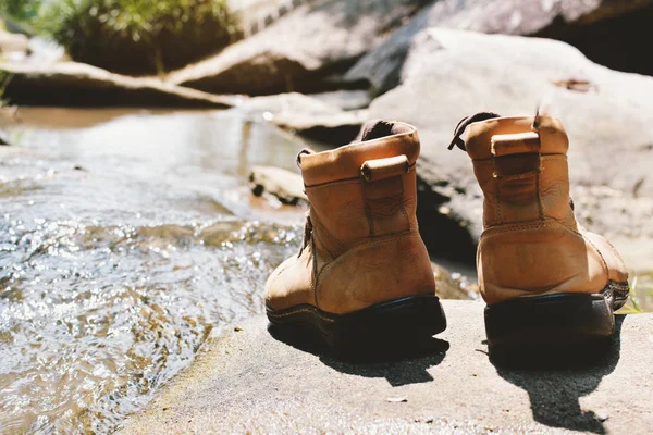 Schuhe auf Stein in der Natur Konzeptwanderung im Wald — Stockfoto