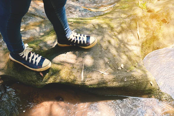 Schuhe auf Stein in der Natur Konzeptwanderung im Wald — Stockfoto