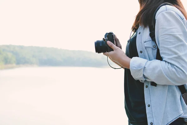 Hipster vrouwen reizen in de natuur — Stockfoto