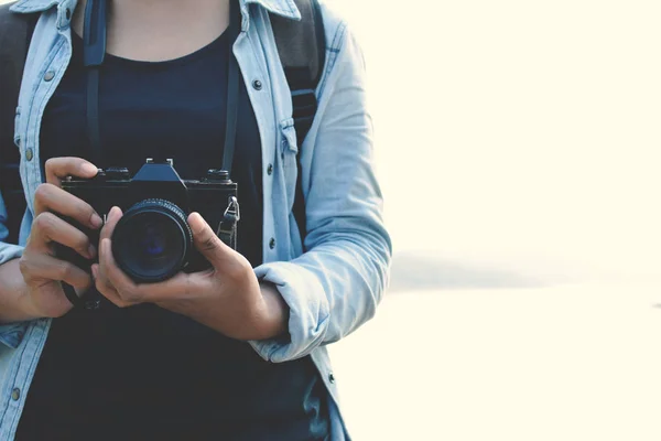 Hipster mujeres viajan en la naturaleza —  Fotos de Stock