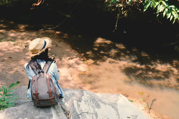 Hipster mujeres viajan en la naturaleza —  Fotos de Stock