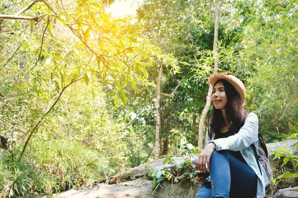 Hipsterkvinner reiser i naturen – stockfoto