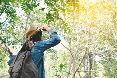 Hipster kadınlar doğa kavramı backpacker içinde tatil seyahat