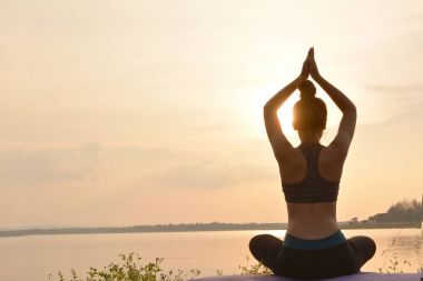 Doğada, vintage ton renk siluet kadınlar yoga