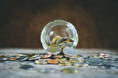 Sikke üzerinde ahşap arka plan seçici ve yumuşak odak hipster sesi kapatmak