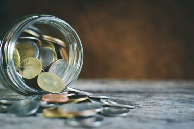 Sikke üzerinde ahşap arka plan seçici ve yumuşak odak hipster sesi kapatmak