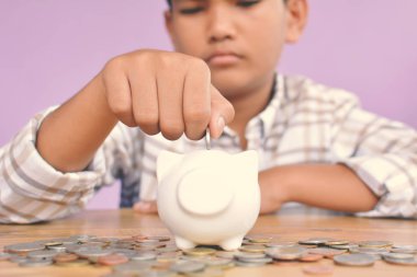 Jeton seçici ve yumuşak odak hipster sesi tutan eller erkek