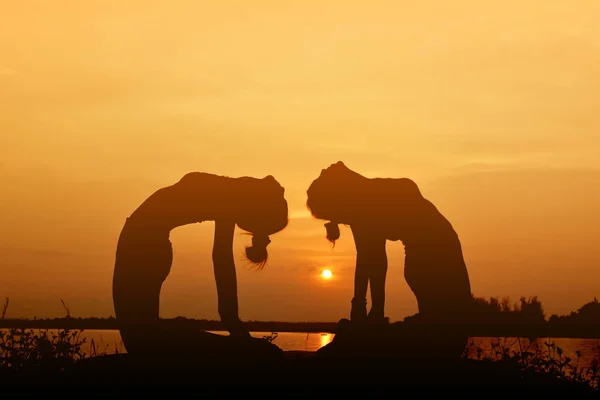 Silhouette femmes yoga dans la nature, couleur de ton vintage — Photo