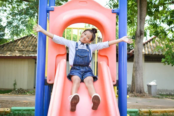Aziatisch meisje spelen in Speeltuin gelukkig op vakantie selectieve en zachte focus — Stockfoto